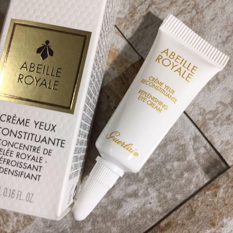 Guerlain Abeille Royale Replenishing Eye Cream 5 ml.  สูตรผสมน้ำผึ้งจากเกาะ Ouessant & Royal Jelly เข้มข้นประสิทธิภาพสูงช่วยให้ผิวกระชับ เรียบเนียน ริ้วรอย ลดจางลง โดยเข้าไปซ่อมแซมความเสียหายร่วงโรยไปตามกาลเวลาหรือมลภาวะที่เปลียนแปลง โดยเข้าซ่อมลึกถึง DNA ของเซลล์ผิว   ทำงานซ่อมแซมรักษาเส้นใยผิวคอลลาเจน และอิลาสตินที่เสื่อมสภาพ กระตุ้นเพิ่มความยืดหยุ่นรอบดวงตา ให้กลับมาเด้งตึงอ่อนเยาว์อีกครั้ง