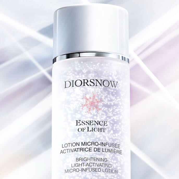 Dior Snow Essence Of Light Brightening Light - Activating Micro-Infused Lotion โลชั่นผสมไนอาซินาไมด์สูตรที่ไม่เคยมีมาก่อน ด้วยเอฟเฟกต์ใหม่ของผิวช่วยให้ผิวชั้นนอกเรียบเนียน ผลัดเซลล์ผิวอ่อนโยนให้ผิวขาวกระจ่างใสสะท้อนแสงในอุดมคติ